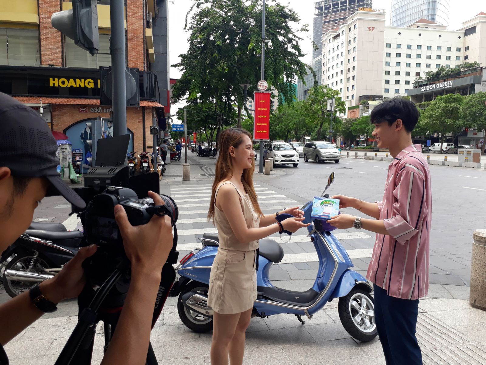 Hậu trường ekip quay video khẩu trang Asia Mask ngoài trời tại Q1-TPHCM hau truong ekip quay video khau trang asia mask ngoai troi tai q1 tphcm
